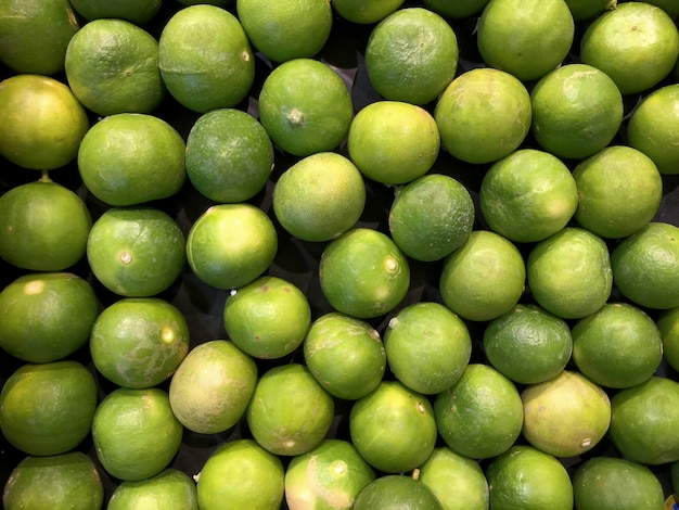 Fundo de limões verdes ordenadamente arrumado