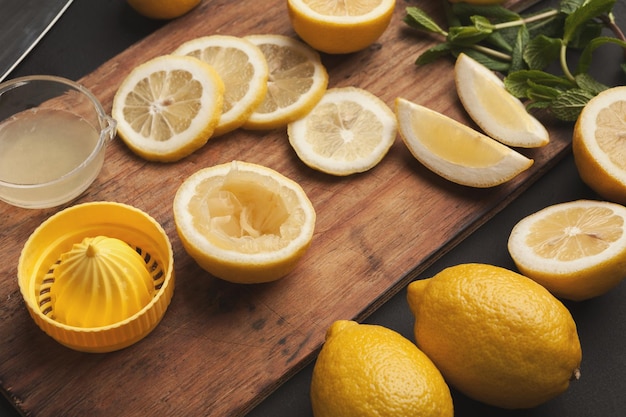 Fundo de limonada caseira. Limões, espremedor de suco, hortelã e gengibre - ingredientes para uma bebida tropical refrescante