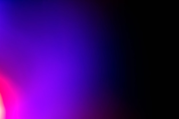 Fundo de luz de néon Desfoque o brilho fluorescente Desfocado azul roxo magenta cor rosa radiância gradiente no papel de parede abstrato preto escuro com espaço vazio