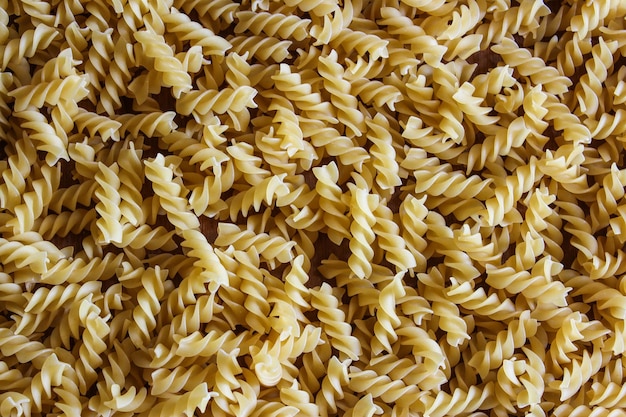 Fundo de macarrão fusilli cru