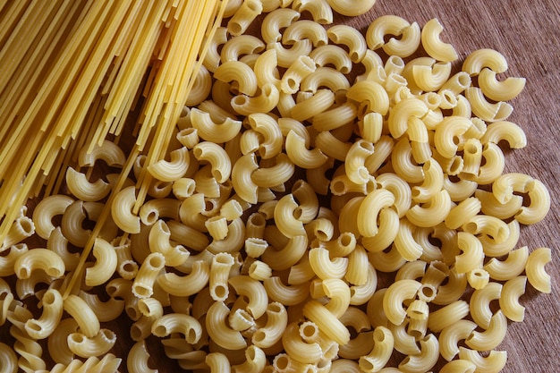 Fundo de macarrão fusilli cru