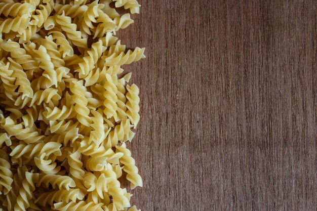 Fundo de macarrão fusilli cru