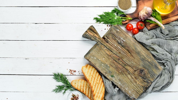 Foto fundo de madeira branco de cozinhar legumes e ingredientes vista superior espaço livre para o seu texto
