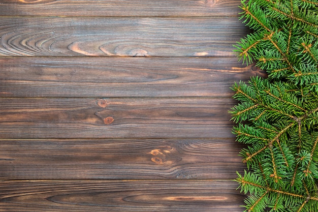 Fundo de madeira cinza de Natal com espaço de árvore e cópia de abeto. vista superior, espaço vazio