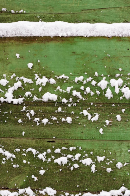 Fundo de madeira coberto de neve