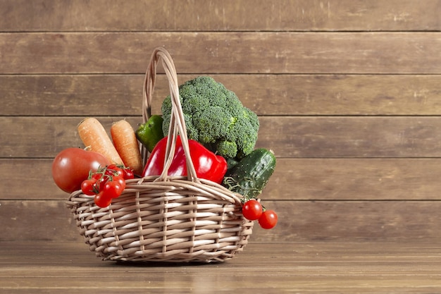 fundo de madeira com cesta cheia de vegetais de alta qualidade e resolução belo conceito de foto