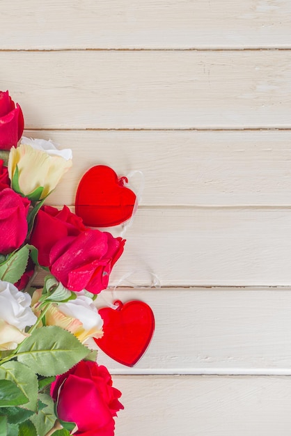 Foto fundo de madeira com rosas e corações