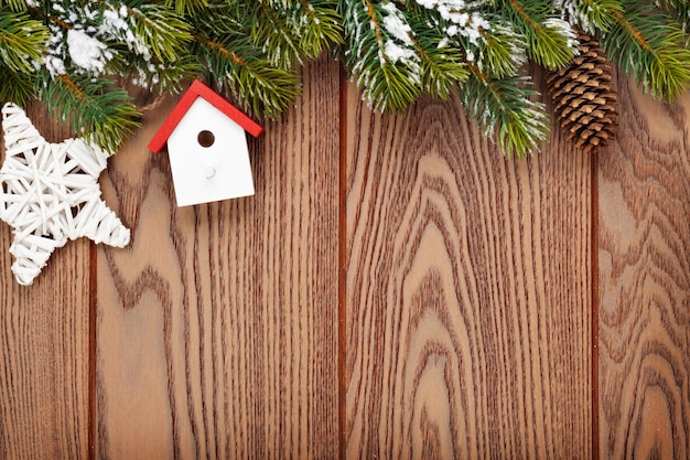 Fundo de madeira de natal com abeto de neve e decoração