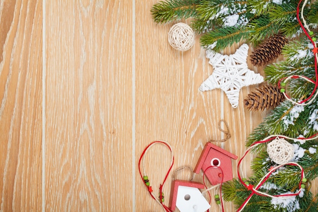 Fundo de madeira de natal com abeto de neve e decoração