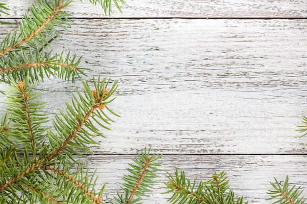 Fundo de madeira de Natal com árvore do abeto. Espaço de cópia da vista superior