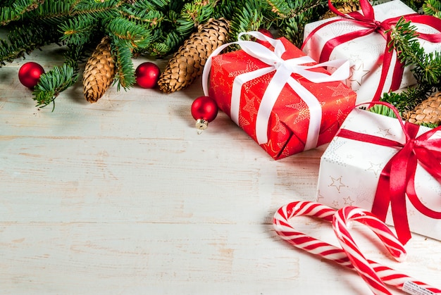 Fundo de madeira de Natal com galhos de árvore do abeto, pinhas e bolas de árvore de Natal copiam o espaço acima do quadro