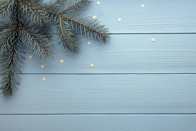 Fundo de madeira de Natal e ano novo com galhos de árvores de abeto azul e espaço de cópia de luzes