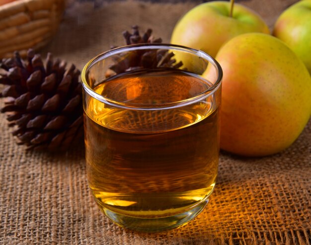 Foto fundo de madeira de suco de maçã