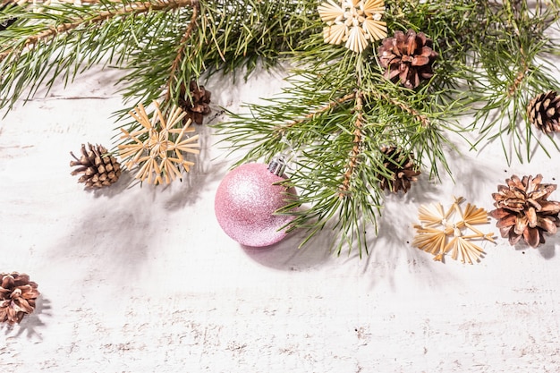 Fundo de madeira velho festivo de Natal. Conceito de decoração de Natal zero desperdício. Ramos de pinheiros verdes frescos e flocos de neve de palha, camada plana