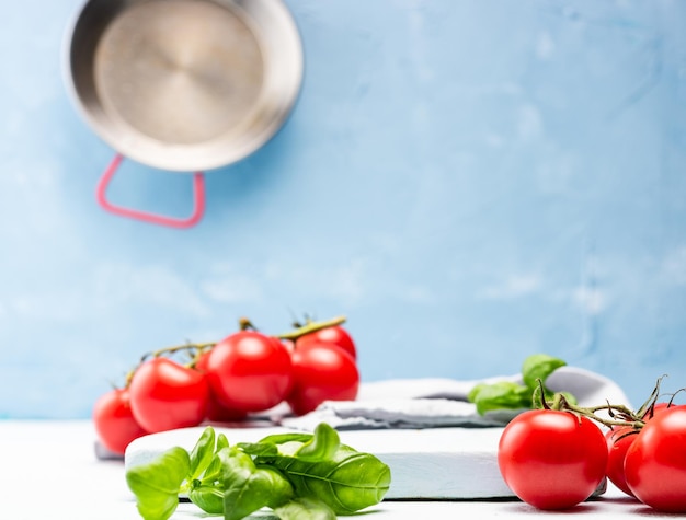 Fundo de maquete de comida de tomate fresco e manjericão