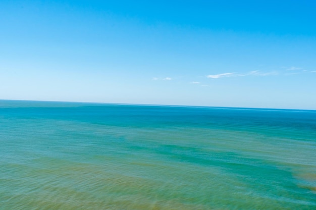 Fundo de mar profundo texturizado com céu azul