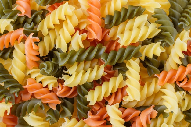 Fundo de massa crua sem glúten Fusilli tricolor com espinafre e tomate