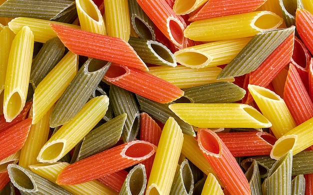 Fundo de massa Penne, três cores de Penne, textura de fundo de massa Penne, tubo, massa, pilha de massa, vista de cima, comida deliciosa, cozinha italiana