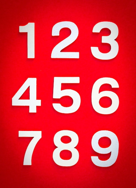 Fundo de matemática feito com números sólidos de 1 a 9 em um quadro negro vermelho