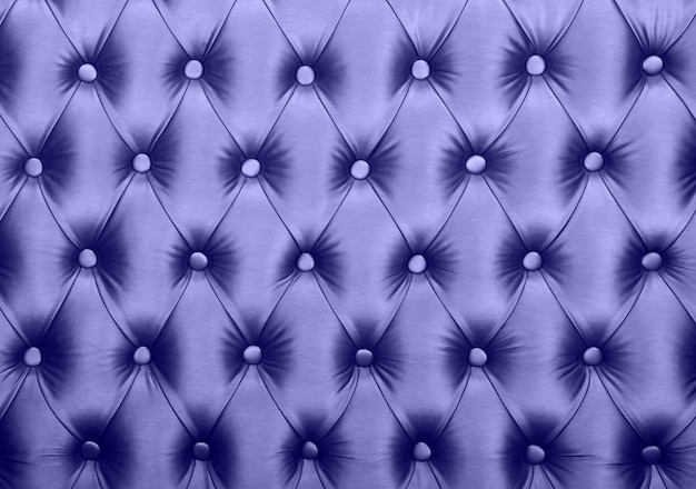 Fundo de matéria têxtil violeta lavanda capitone, estilo retro Chesterfield xadrez macio tecido tufado de móveis decoração com padrão de diamante com botões, close-up