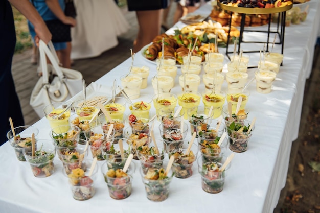 Fundo de mesa de bolo de casamento. Doces e deliciosas sobremesas de restaurante. Comida saborosa na festa do buffet.