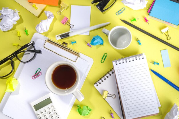 Fundo de mesa de escritório de brainstorming Mesa de trabalho de escritório com blocos de notas canetas lápis amassado papel colorido material de escritório de equipe de negócios criativo conceito de brainstorming flatlay fundo amarelo