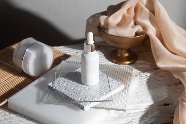 Fundo de mesa de madeira branca com estilo de vida, produto de creme de loção de garrafa de maquiagem cosmética com maquete de cuidados de saúde de moda beleza