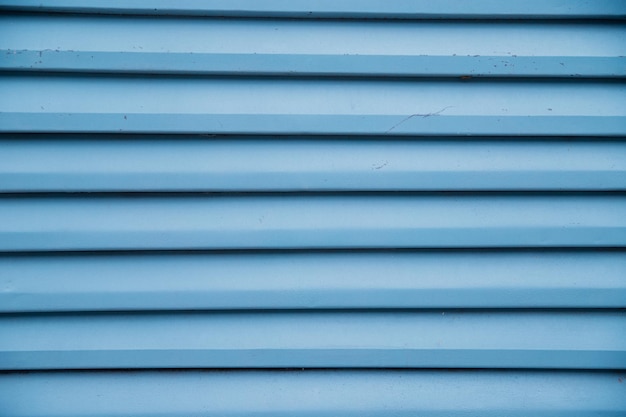 Fundo de metal abstrato de suas persianas Persianas azuis na porta Linhas horizontais lisas Textura de tiras de metal
