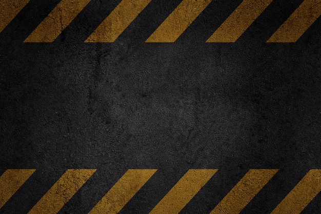 Fundo de metal sujo preto velho com listras de aviso amarelo