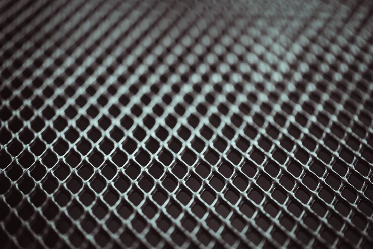 Foto fundo de metal. textura de treliça com grade de pequenas células. ponto de foco seletivo.