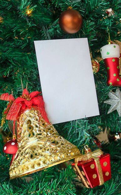 Foto fundo de modelo de natal com cartão branco em branco para carta-convite ou e-mail marketing de entrada. cercado por decorações de férias.