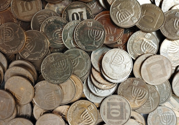 Fundo de moedas metálicas shekel israelense closeup foco seletivo