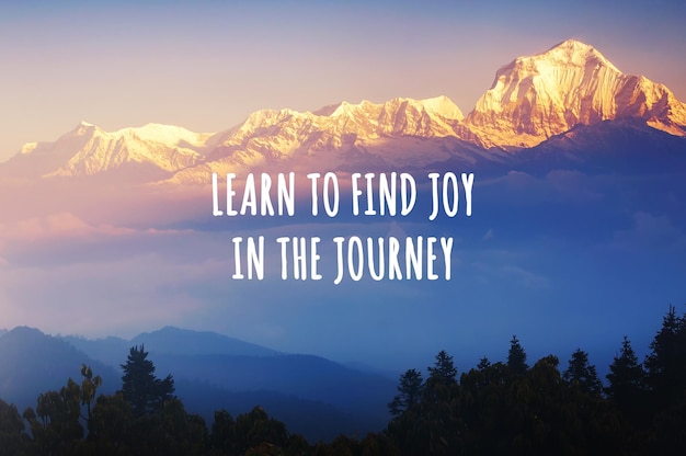Fundo de montanha coberta de neve com texto de citações inspiradoras Aprenda a encontrar alegria na jornada