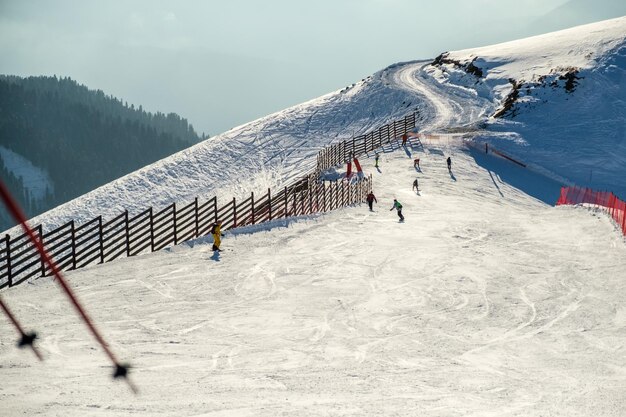 Fundo de montanhas de inverno com pista de esqui Estância de esqui