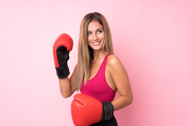 Fundo de mulher loira esporte jovem com luvas de boxe