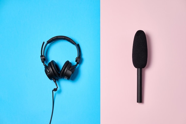 Fundo de música ou podcast com fones de ouvido e microfone na mesa azul configuração plana Vista superior plana