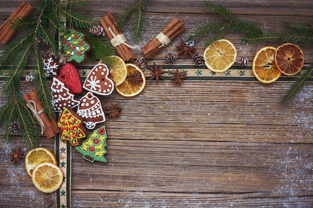 Fundo de natal. árvore de natal, biscoitos caseiros, pão de mel, paus de canela no fundo de madeira velho. copie o espaço