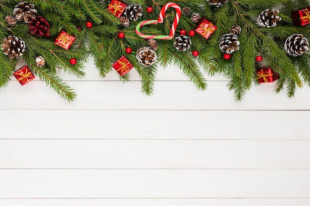 Fundo de natal. árvore de natal, decoração, presentes, coração. copie o espaço