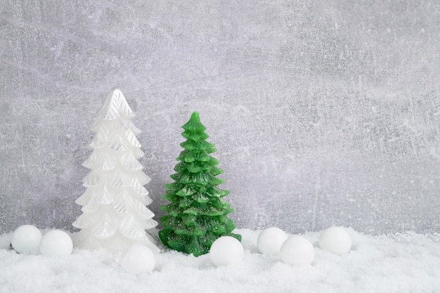Fundo de natal. árvore de natal e decoração com neve. copie o espaço.