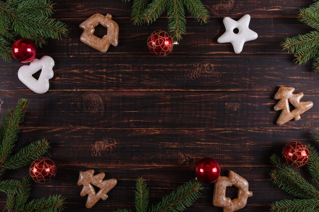 Fundo de Natal, árvores de Natal, brinquedos e pão de gengibre feitos à mão em uma mesa de madeira
