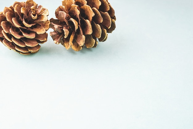 Fundo de Natal azul brilhante com cones dourados, copie o espaço