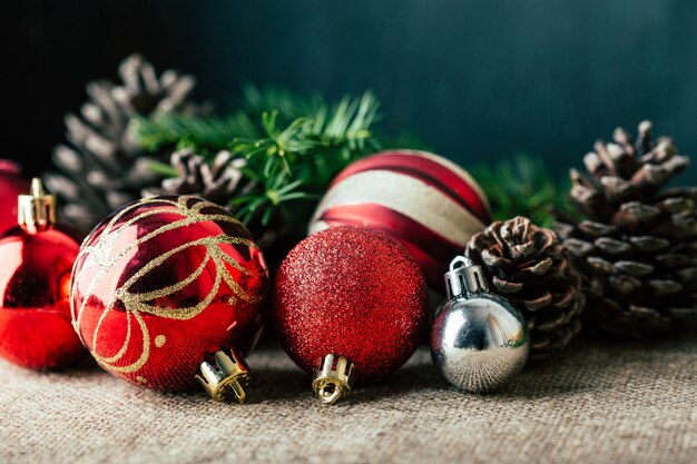 Fundo de Natal, bolas de Natal vermelhas e cones