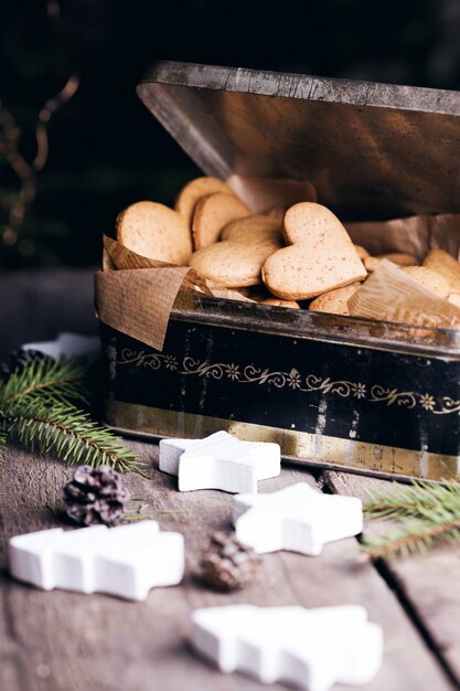 Fundo de natal. bolos caseiros para o dia dos namorados - biscoitos de gengibre em forma de coração na caixa velha