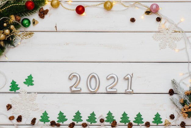 Fundo de Natal branco decorado com decoração festiva 2021