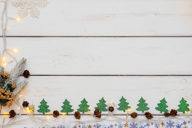 Fundo de Natal branco decorado com decoração festiva, lanternas, flocos de neve e galhos de árvores de Natal. Cartão de Natal. Temporada de férias de inverno. Feliz Ano Novo.