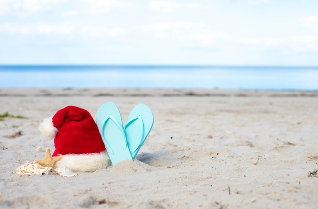 Fundo de Natal chapéu de Papai Noel na praia