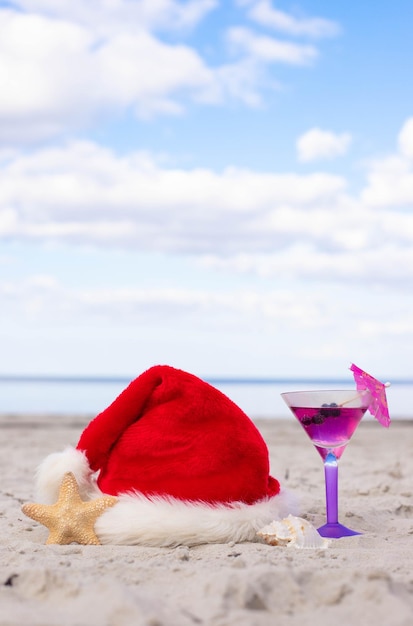 Fundo de Natal chapéu de Papai Noel na praia
