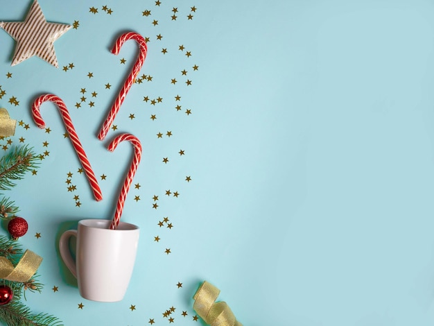 Fundo de natal círculo branco galhos de estrelas de árvore de natal de uma faísca de abeto vivo na forma