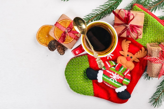 Fundo de Natal com abeto, chocolate quente e marshmallow. Vista superior com espaço de cópia