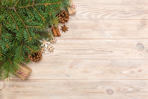 Fundo de natal com abeto e caixa de presente na mesa de madeira